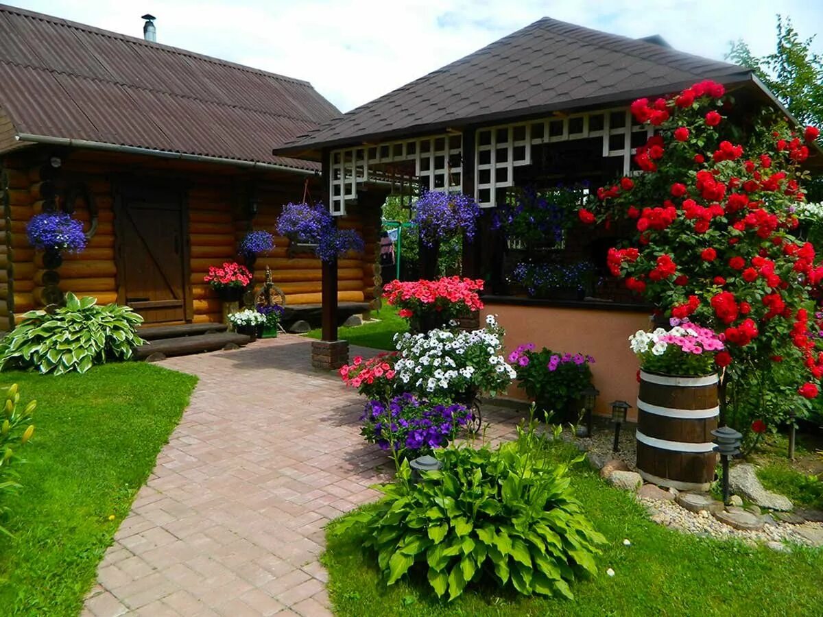 Красивые клумбы во дворе дома фото. Палисадники в Англии. Цветн к на дачном участке. Цветник в палисаднике перед домом. Цветы на садовом участке.
