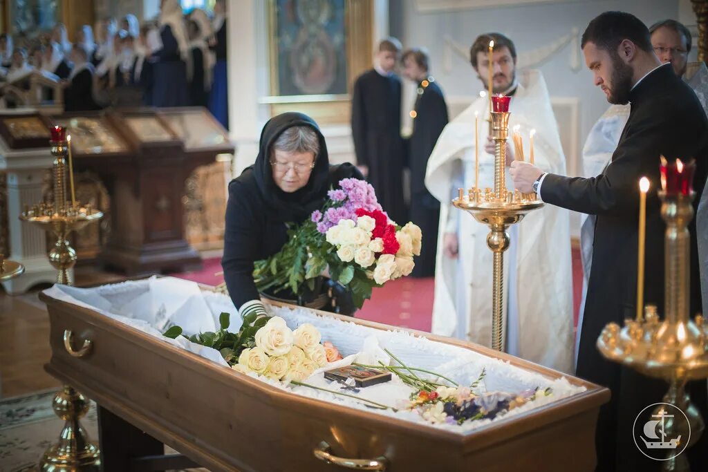 В церкви шло отпевание. Отпевание Православие.