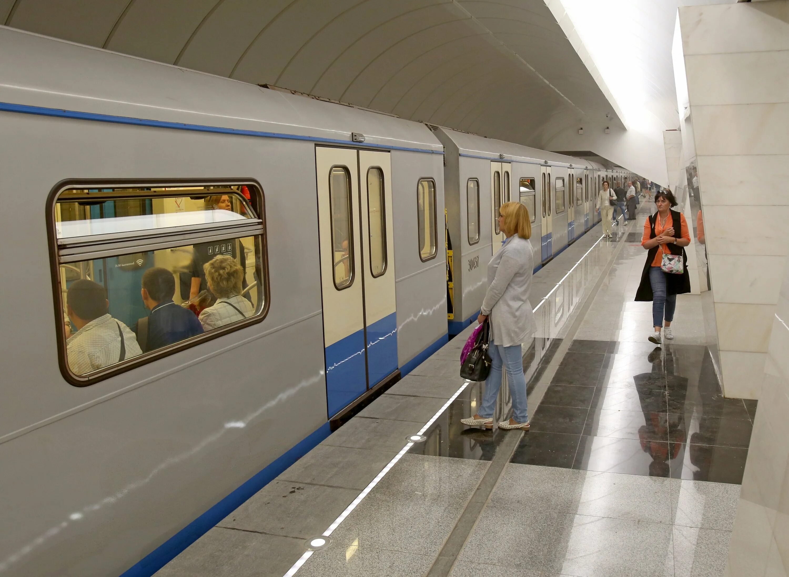 Серая ветка метро поезда. Станция савеловская серпуховско-тимирязевской линии. станция метро савеловская серая ветка. поезд метро серпуховско тимирязевской линии. вагон метро на серой ветке.