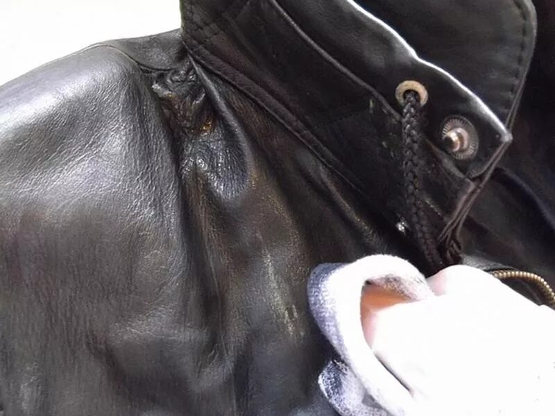 Подклад для кожаной куртки. Аллергия на обувь из кожзама. Стирать кожаную куртку натуральные. Постирать кожаную. Кожаная куртка с потертостями.