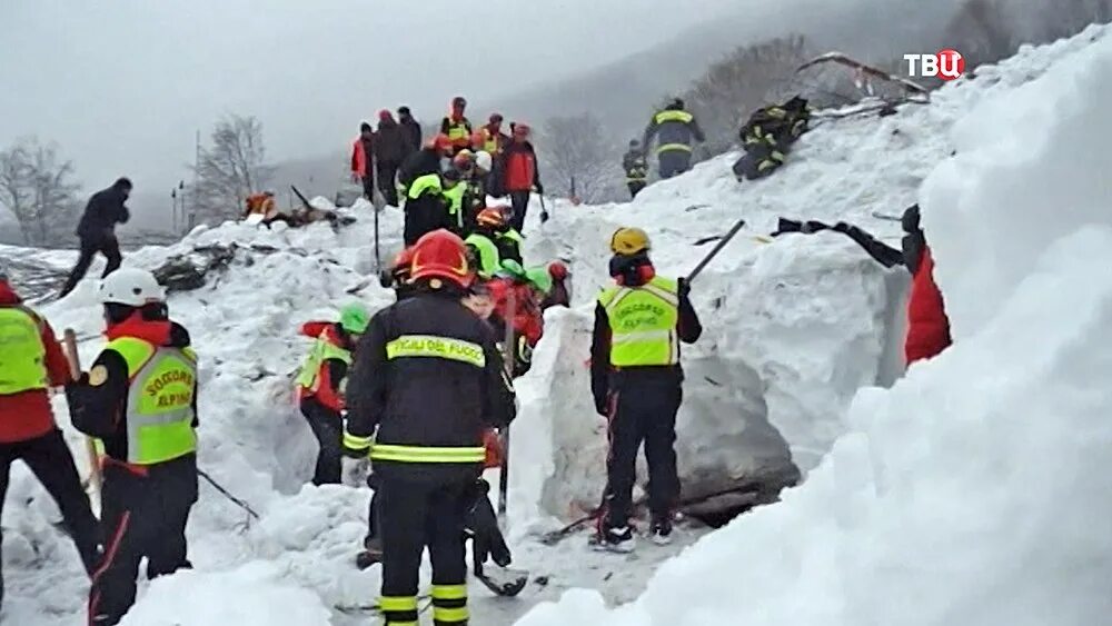 Сход снежной лавины спасители. Лавина в домбае 2021. Спасение лавина мчс россии. Последствия снежных лавин. Сход снежных лавин мчс карачаево-черкесии.
