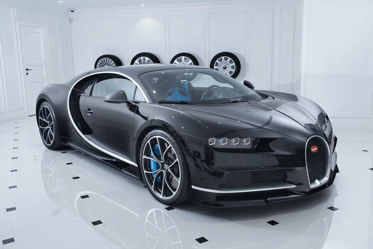 Бугатти ЧИРОН. Автосалон Bugatti Chiron. Бугатти ЧИРОН В Москве. Бугатти Вейрон в Москве. Машина bugatti chiron