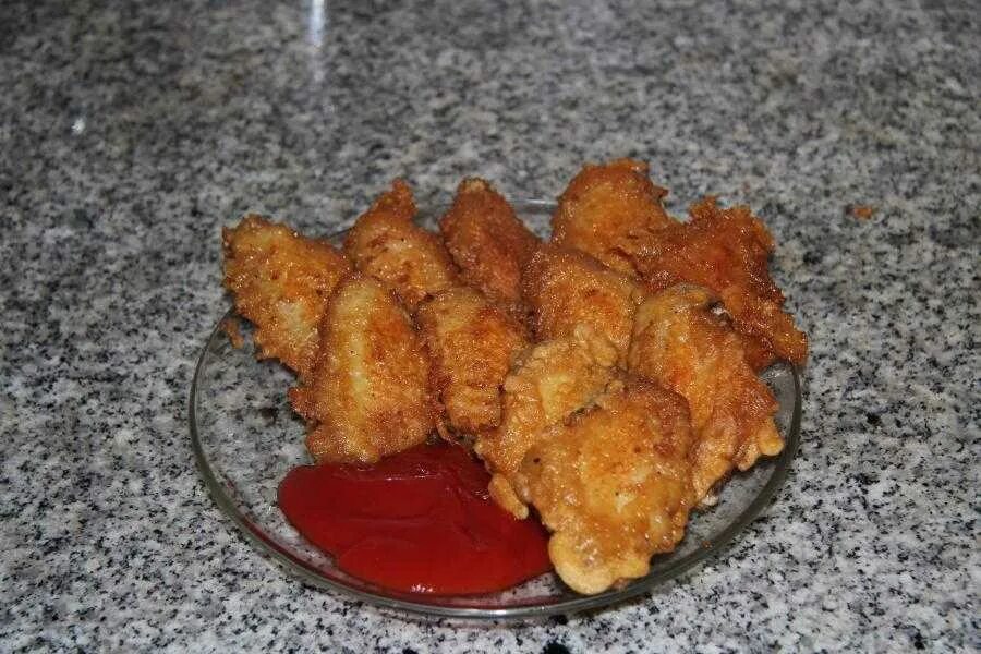 Куриная голень в панировочных сухарях. Курица в панировке кфс. Чикен наггетсы. Кукурузная панировка. Голень куриная кфс.