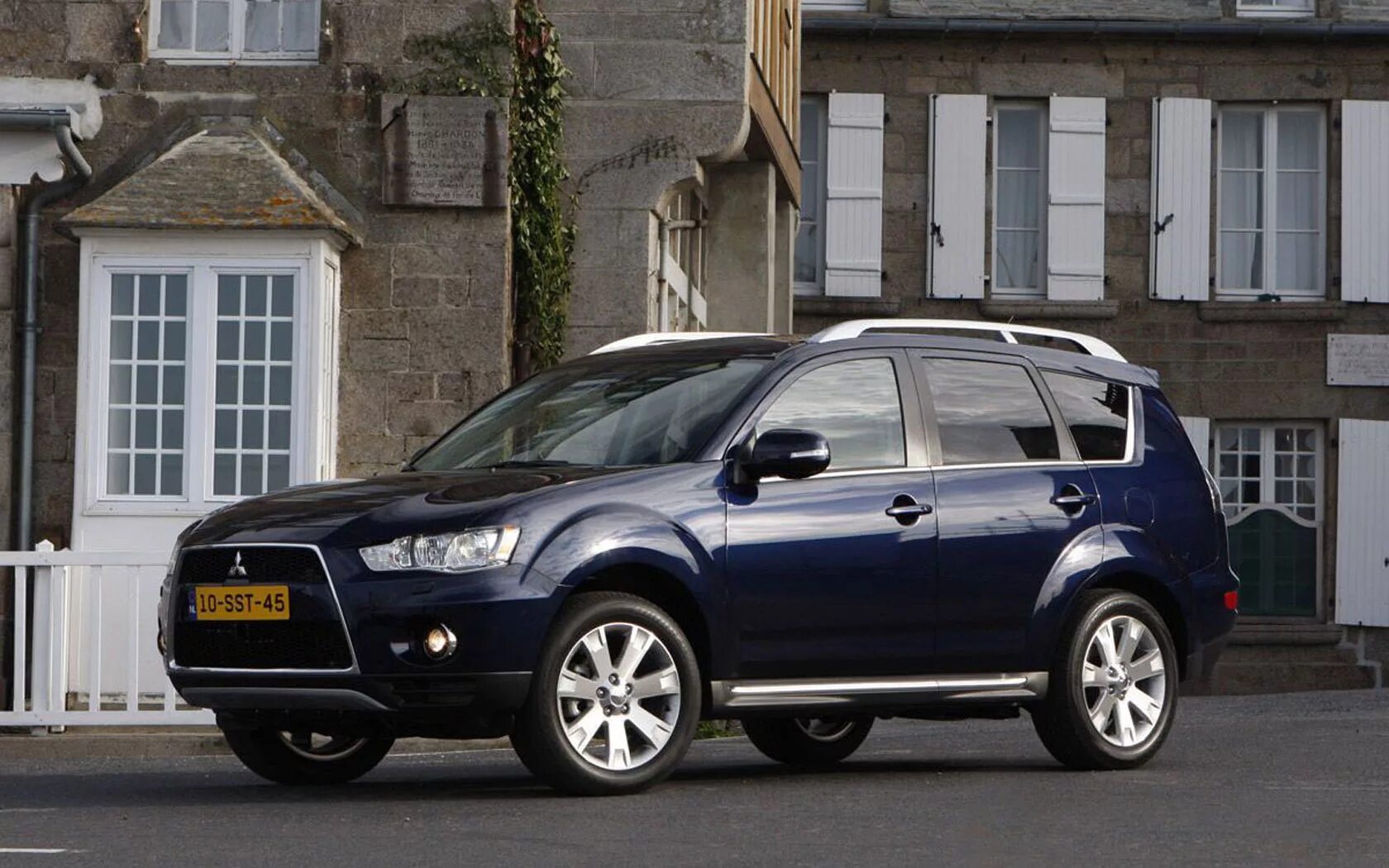 Mitsubishi outlander xl 2012. Мицубиси Аутлендер XL 2010. Mitsubishi Outlander 2 XL. Mitsubishi Outlander 2010-2012.