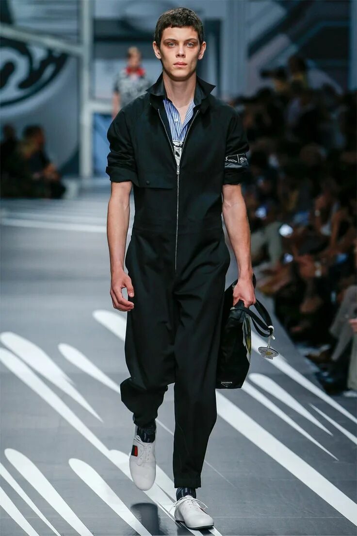 Современные мужчины. Prada ss18 men. Коллекция Прада мужская 2020 спорт. Прада коллекция 2018 мужское. Прада 2019мужская коллекция.