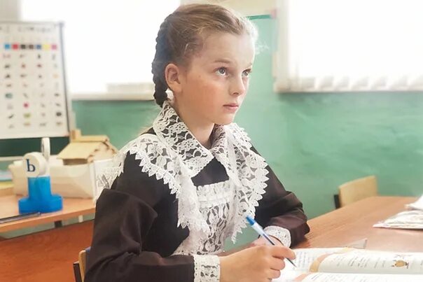 1 б класс учительницы. Учительница 1 класса. ученица. учительница средней школы. маленькая школа.