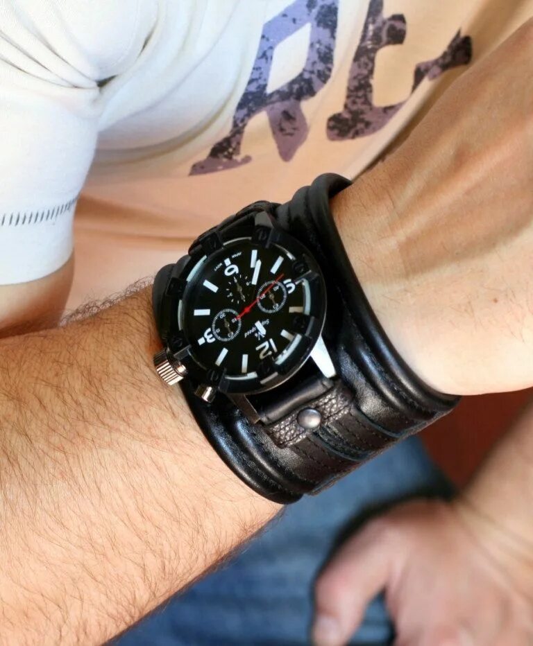 Кожаный браслет часы мужской. Часы с кожаным браслетом мужские. Мужской кожаный браслет с часами. Кожаный браслет для часов мужской. Мужские браслеты под часы кожаные.
