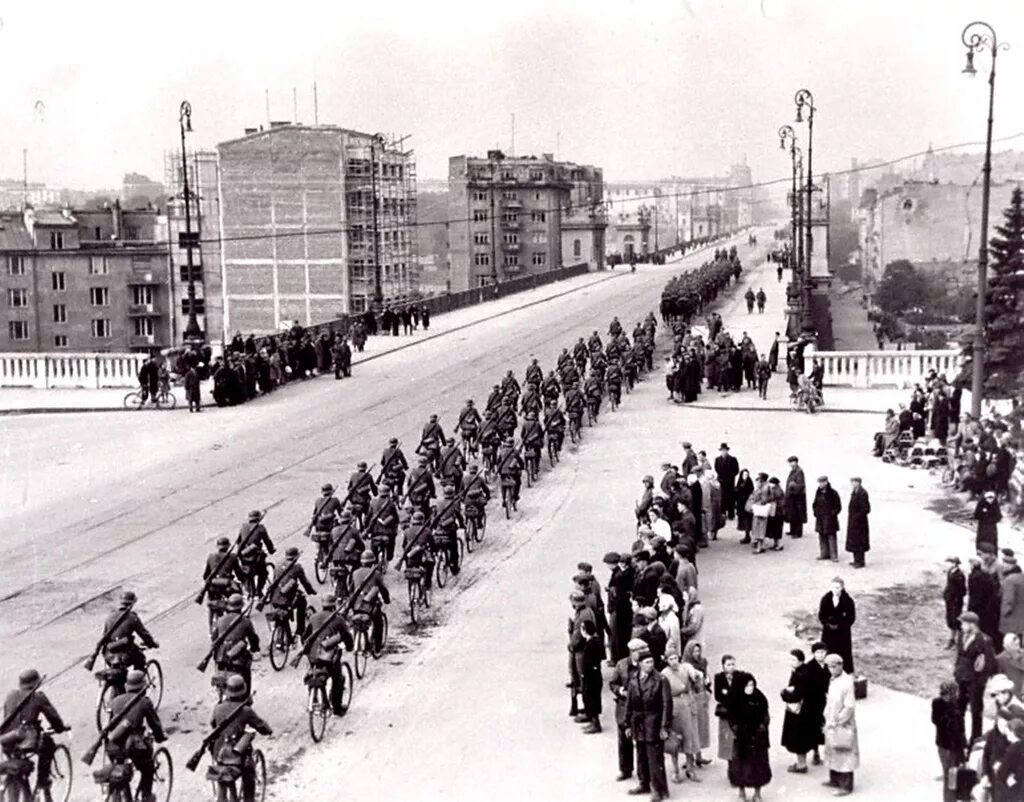 28 сентября 1939 г. Немецкие войска в варшаве, сентябрь 1939 года. германские войска в польше 1939. оккупированная варшава 1939. варшава 1939 год.