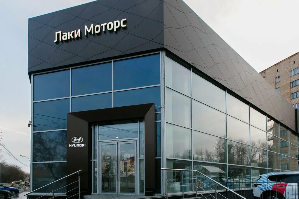 Лаки моторс екатеринбург. Лаки моторс инфинити. Автосалон ягуар ленд ровер. Lucky motors. Лаки моторс отзывы.