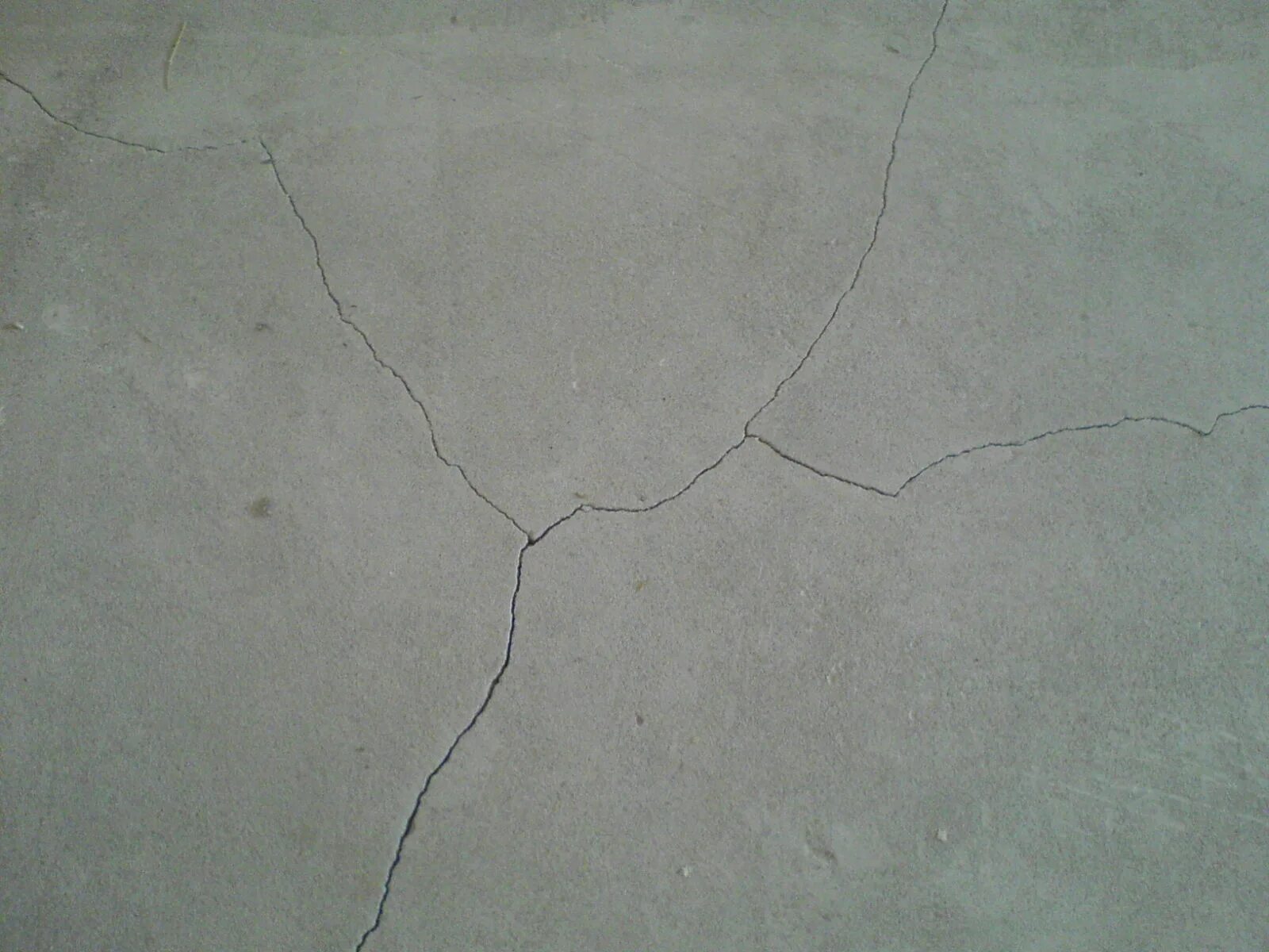 Причины появления горячих трещин при сварке. Появляются трещины. Усадочные трещины в цементной штукатурке. Появляются трещины. Появляются трещины.