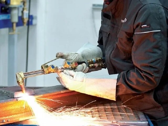 Здесь изготавливают и ремонтируют металлическую