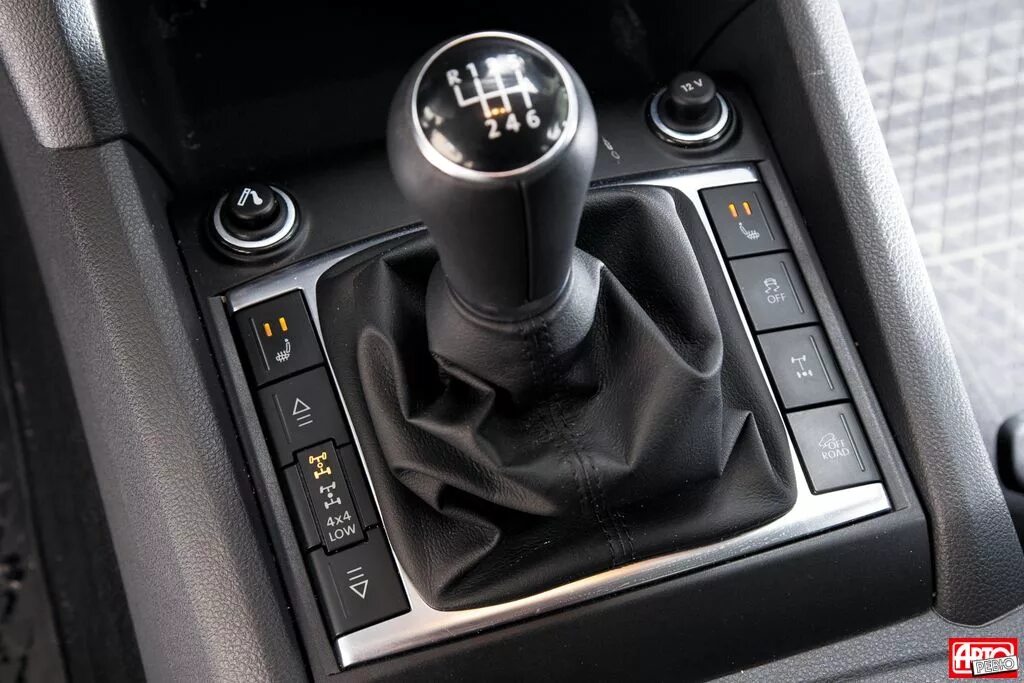 Управление мкпп. Ручка кпп фольксваген амарок. volkswagen amarok рычаг коробки. мкпп фольксваген амарок. ручка мкпп амарок.