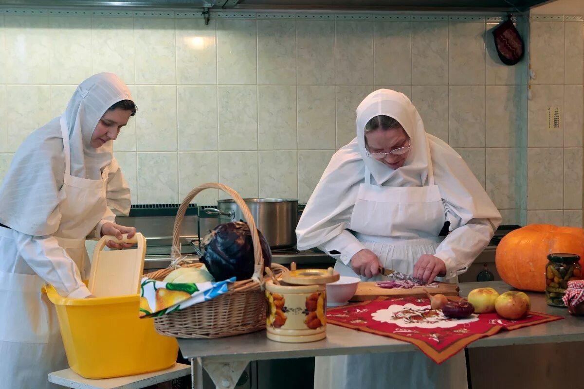 Женский монастырь монахини жизнь в монастыре. Жизнь монахинь в монастыре. Быт монахинь в женском монастыре. Жизнь монахинь в женском монастыре православных. Быт монастыря