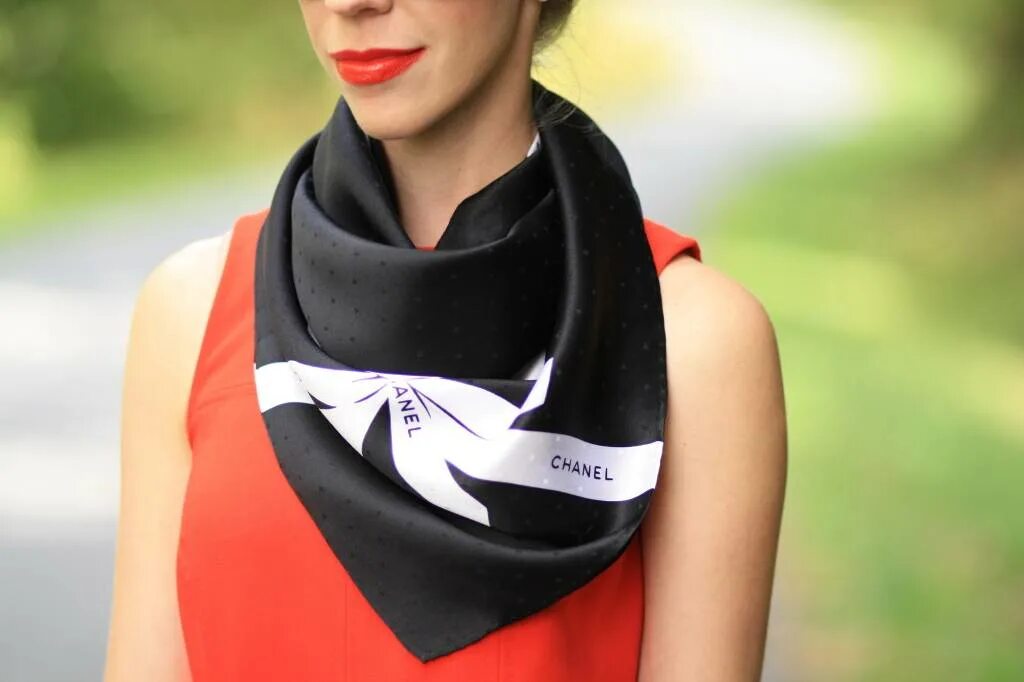 Платок на плечи как называется. Chanel scarf. платок женский. платок шейный. шейный шарф женский.
