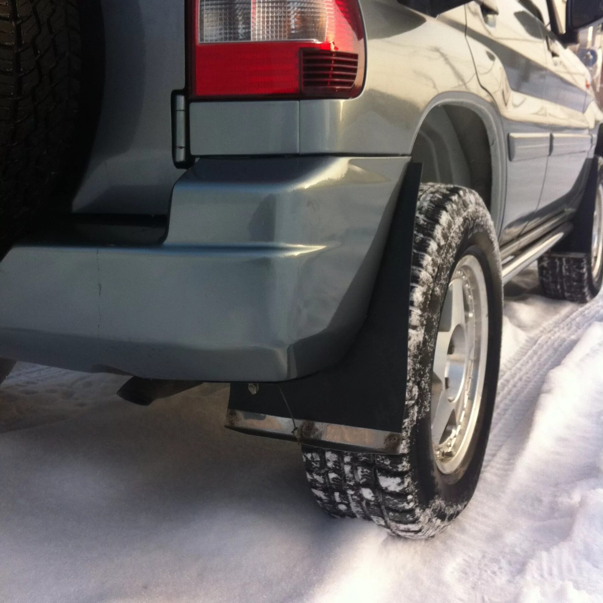 Передние брызговики паджеро спорт 3. Брызговики паджеро спорт 1. Mitsubishi mr463741. Митсубиси паджеро спорт 1 передний брызговик. Брызговики паджеро спорт 1 универсальные.