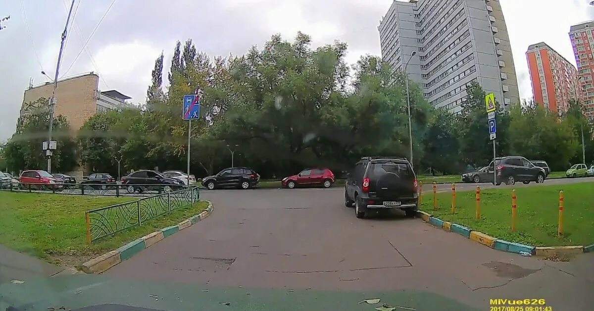 Выезд из двора или прилегающей территории. Выезд с дворовой территории. прилегающая территория фото. во дворовой территории перекресток. выезды с дворовых территорий.