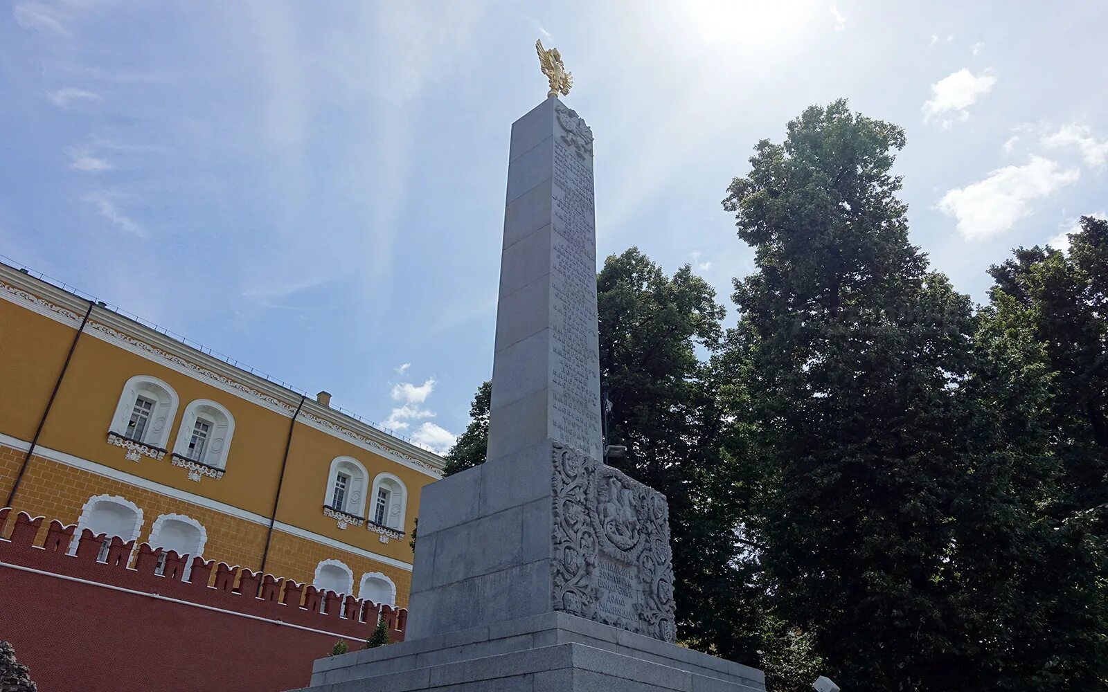 Обелиск революции. Обелиск 300 летия романовых в москве в александровском саду. романовский обелиск в александровском саду. обелиск в александровском саду в москве. обелиск в честь 300-летия дома романовых в александровском.