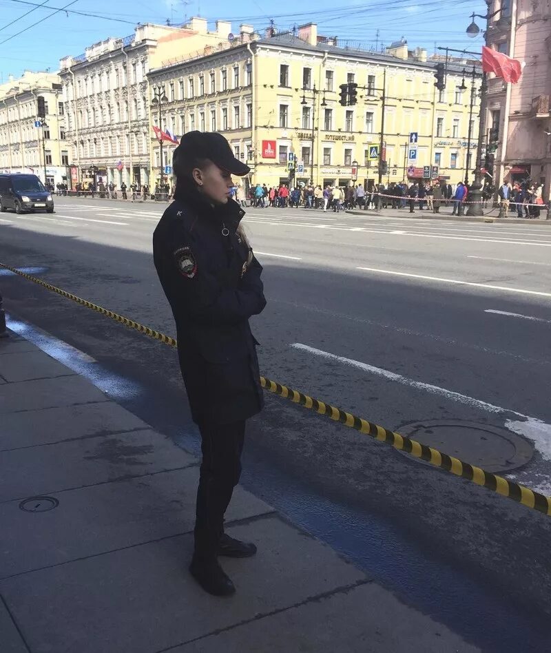 Мвд в социальных сетях. Девушка полицейский. Парни в полицейской форме без лица. Девушка в форме полицейского без лица. Девушки в форме полиции со спины.