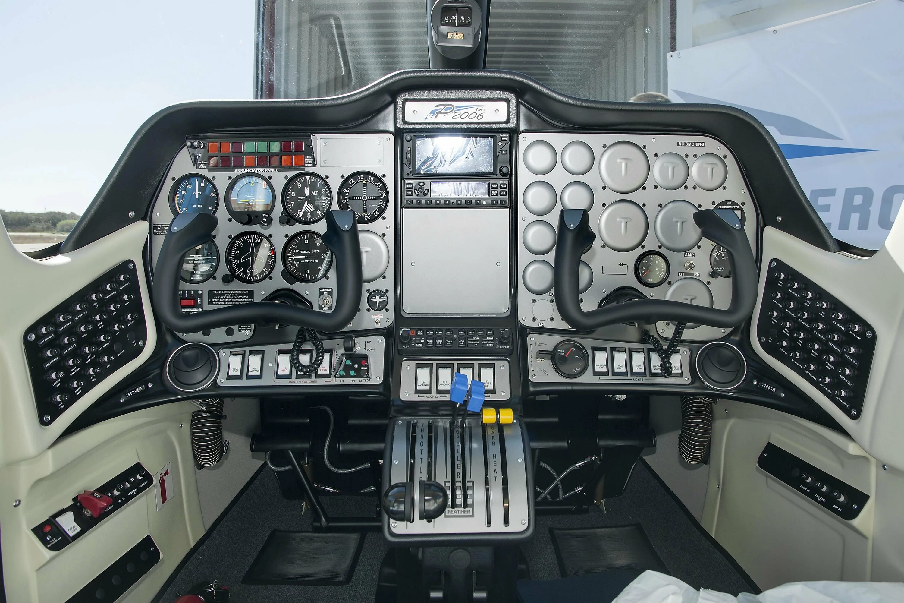 Кабина панельный. Tecnam p2006t Cockpit. Приборная панель Cessna 172. Tecnam p2006t кабина. Tecnam p2002 кабина.