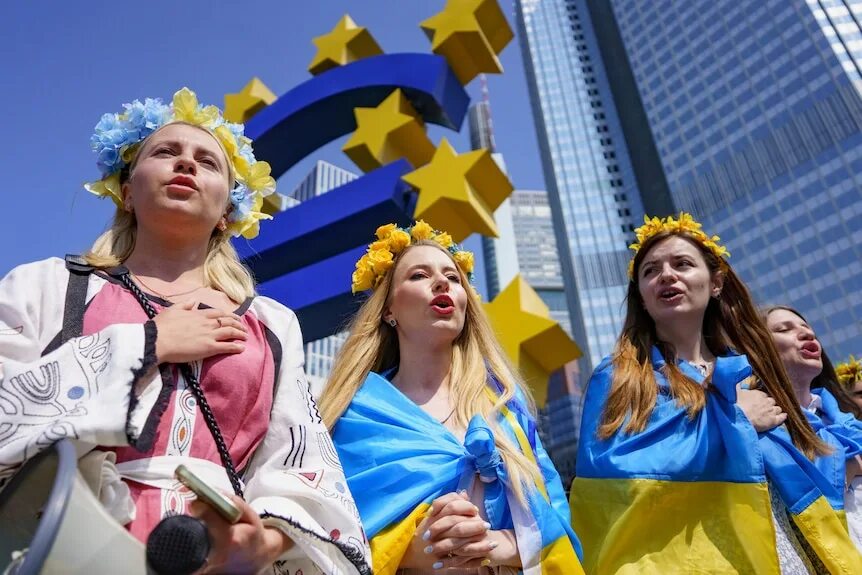 Ukrainians com. Украинки в Европе. Украинские женщины в Европе. Украинки в ЕС. Митинги украинок в Европе.