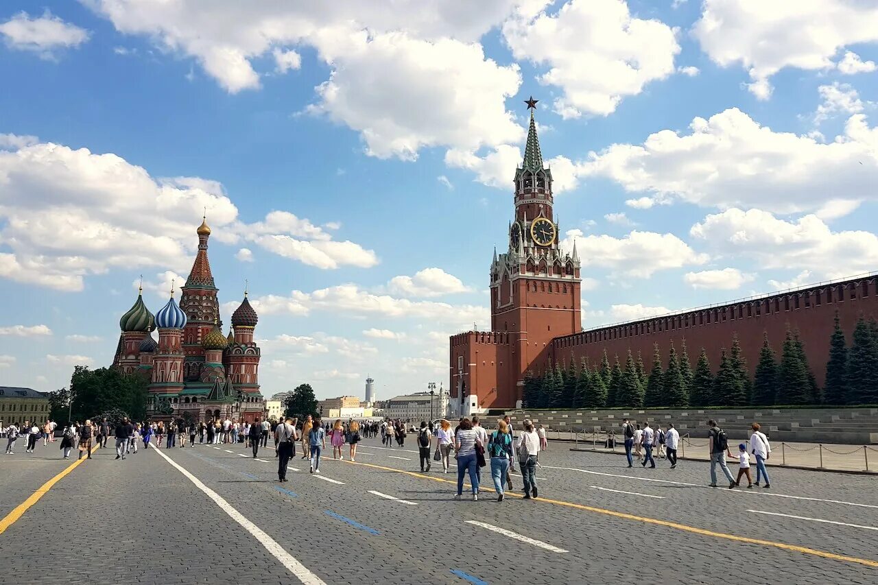 Пошел на москву. Москва весной. Красная площадь Москва весной. Белая красная площадь. Площади в Москве названия.