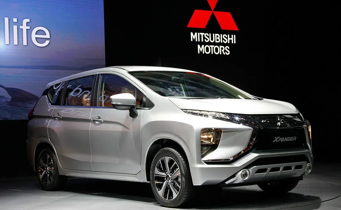 Mitsubishi life. Мицубиси лайф. Митсубиси маркетинг. Expander Мицубиси на рабочий стол.