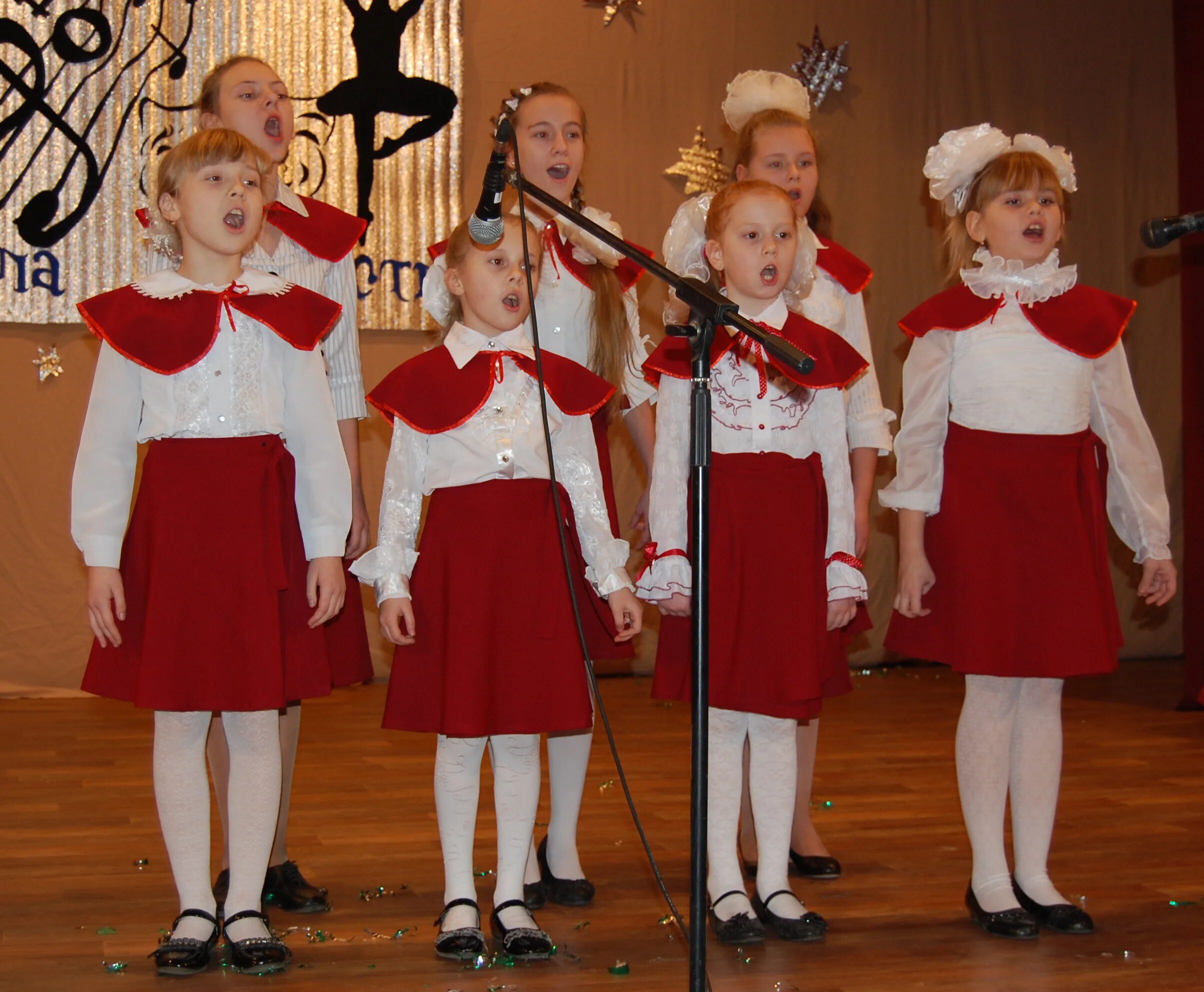хоровое пение. детский хор класс. класс хора. хор в младшей школе. скрябина, москва.