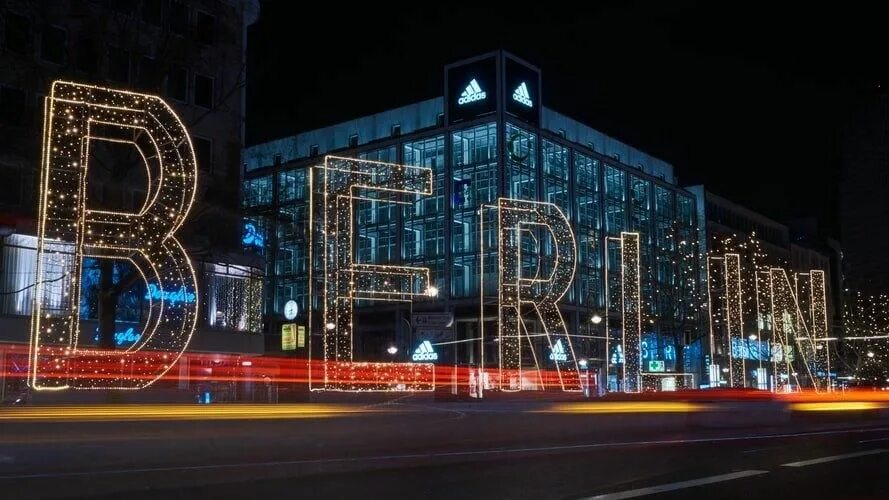 Москва 2019 берлин. Москва 2019 берлин. Rammstein 2019 stage. Фол сити. Жандарменмаркт берлин.