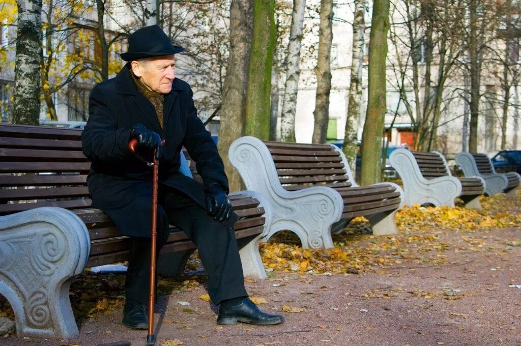 Старик на скамейке. Старики на лавке. Дедушка в парке. Мужчина в парке на скамейке.