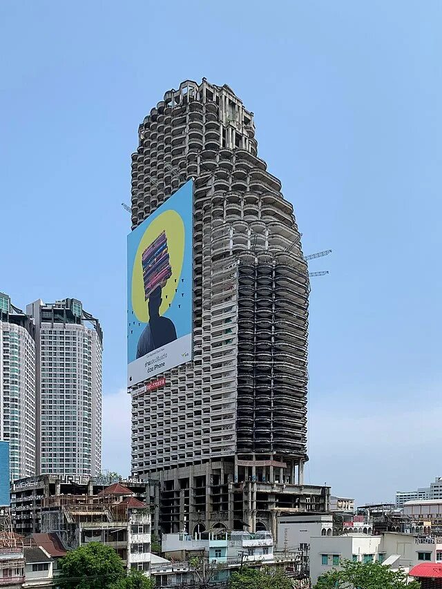 Unique tower. Башня Саторна Таиланд. Саторн Юник Тауэр. Небоскреб призрак Бангкок. Бангкок небоскреб-призрак Sathorn unique.