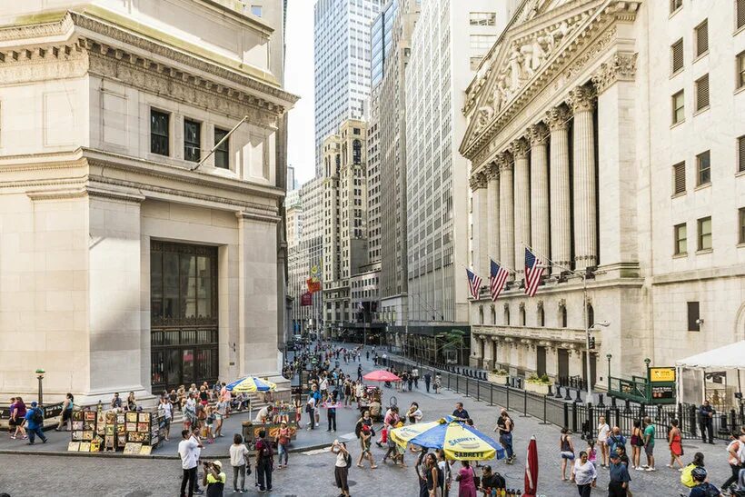 Wall street is. Уолл стрит улица в нью-йорке. Нью йорк уолл стрит. Банк в нью-йорке на уолл стрит. Wall street is.