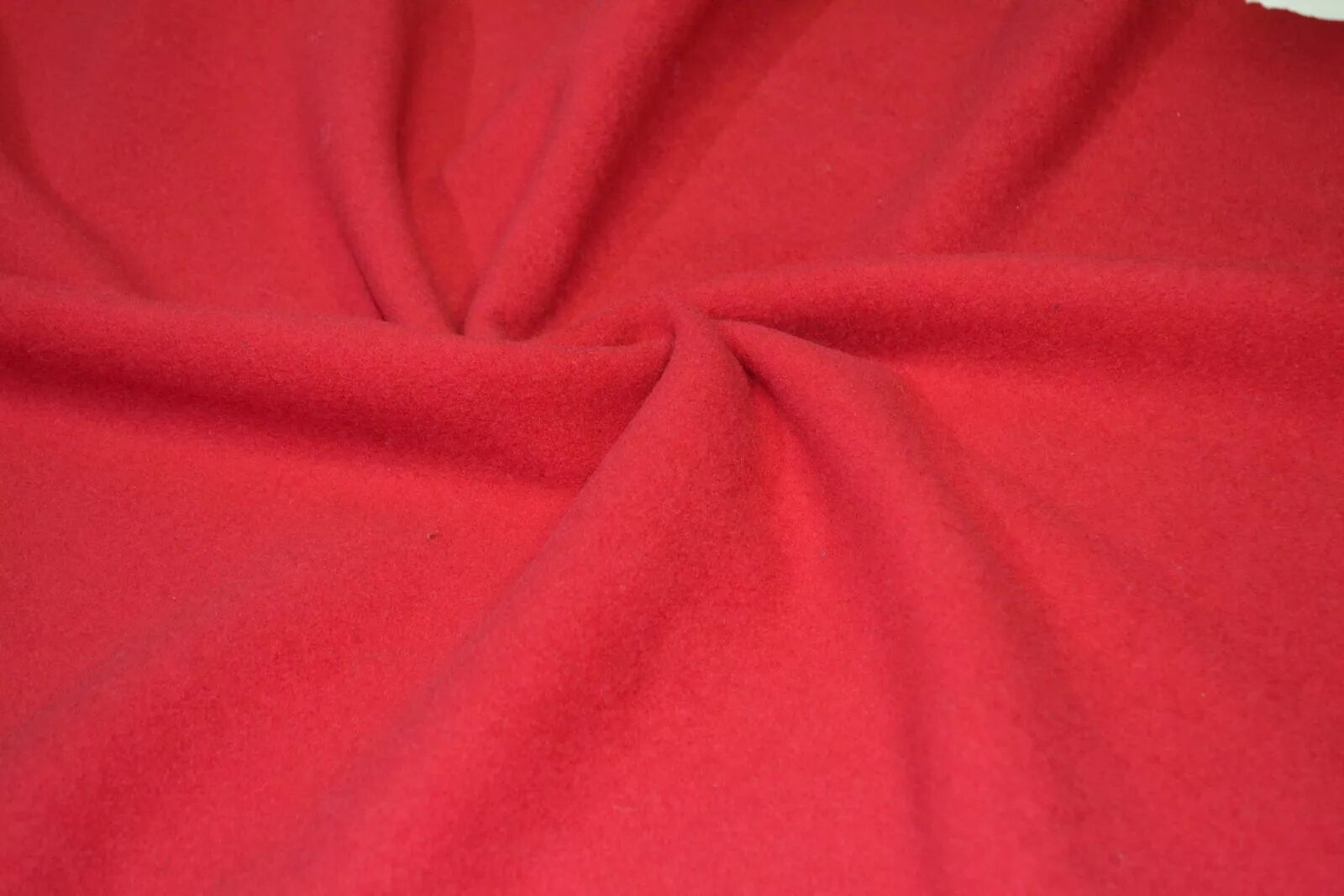 Кармазин сукно. Ткань пальтовая красная. Ткань пальтовая красная. Коричнево красный цвет ткань. Сукно.