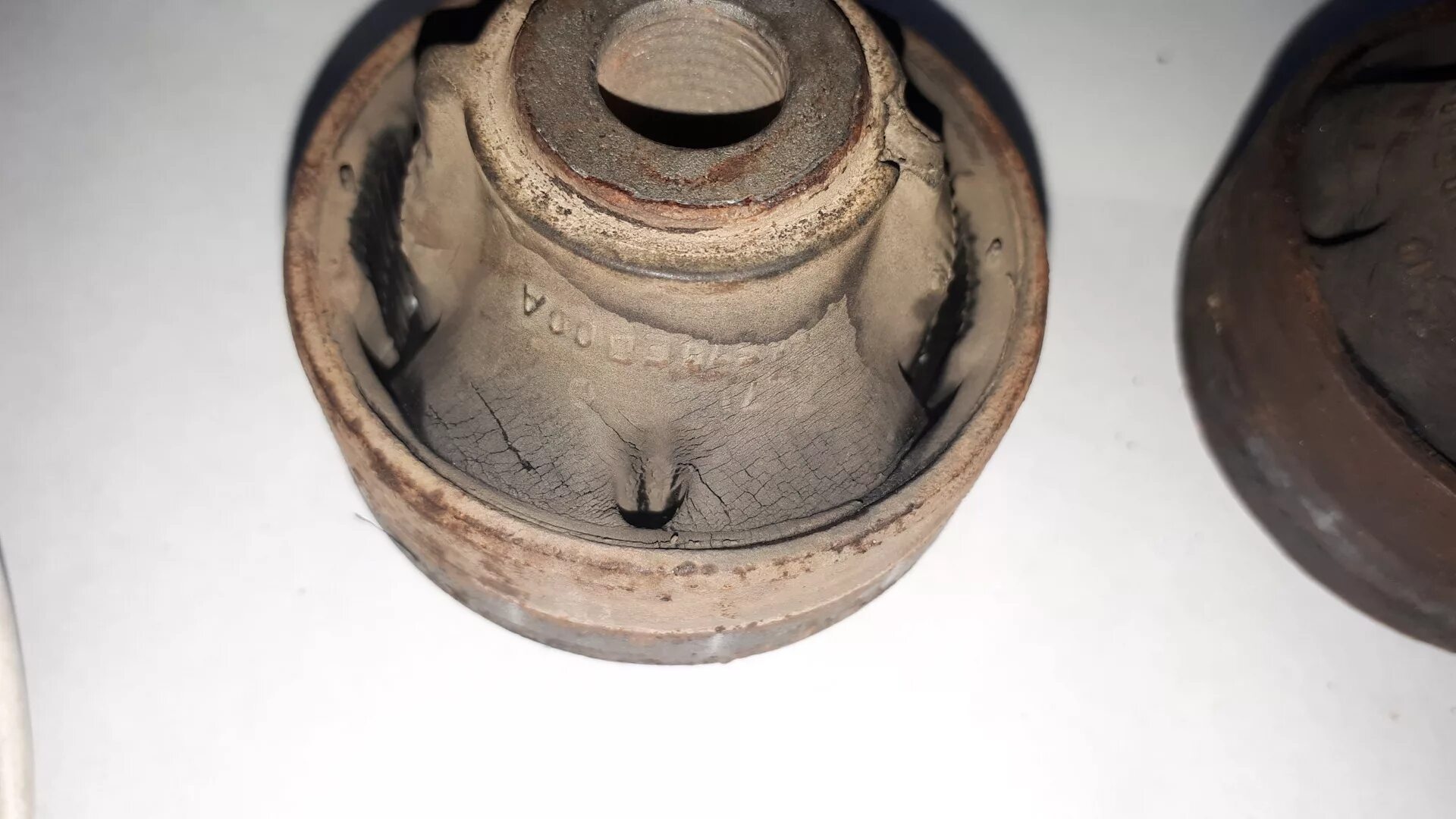 Сайлентблок задний переднего рычага ниссан. Ниссан тиида сайлентблоки передних рычагов. nissan tiida 2008 передний сайлентблок переднего рычага. задние сайлентблоки ниссан тиида 2008. сайлентблок рычага nissan tiida.