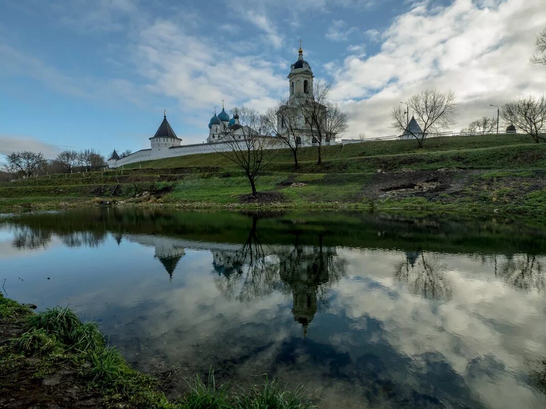 Высоцкий монастырь серпухов расписание. Серпухов Нара монастырь. Мужской монастырь в Серпухове. Высоцкий мужской монастырь в Серпухове.