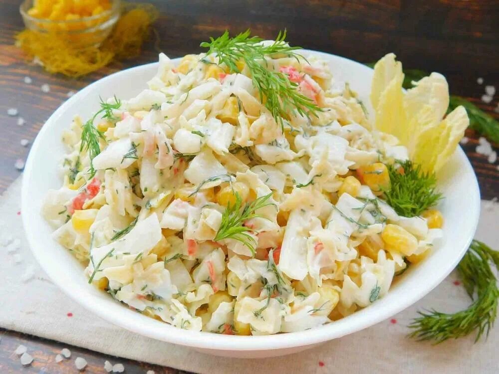Рецепт вкусного салата с яйцом. Салат с кальмарами и кукурузой и яйцом. салат летучий голландец с кальмарами. салат с кальмарами и кукурузой. салат с кальмарами и яйцом самый вкусный.