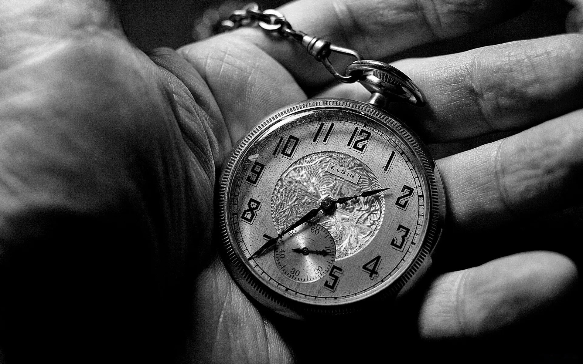 Времени тем не менее. Карманные часы в руке. Старые часы на руку. Красивые высказывания о времени. Часы на цепочке.