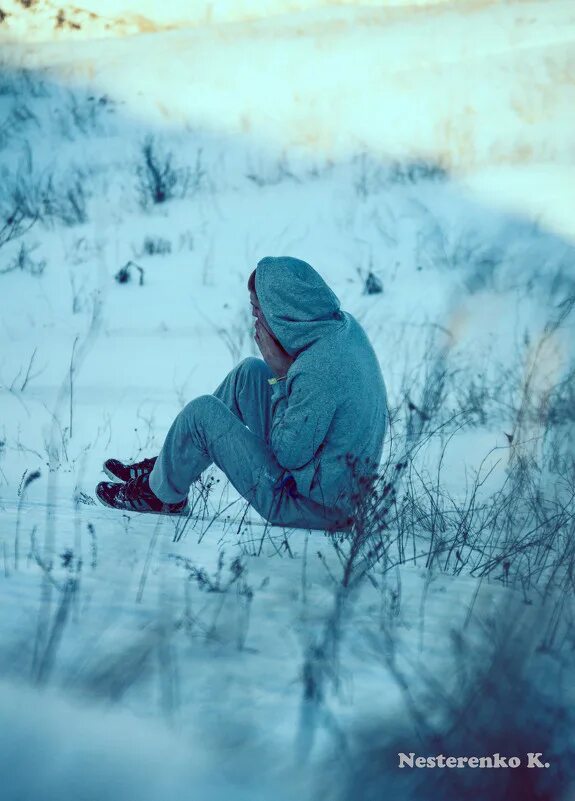 Грусть зимой. Одиночество зимой. Парень сидит на снегу. Зима одинокий парень. Одинокий парень зимой.