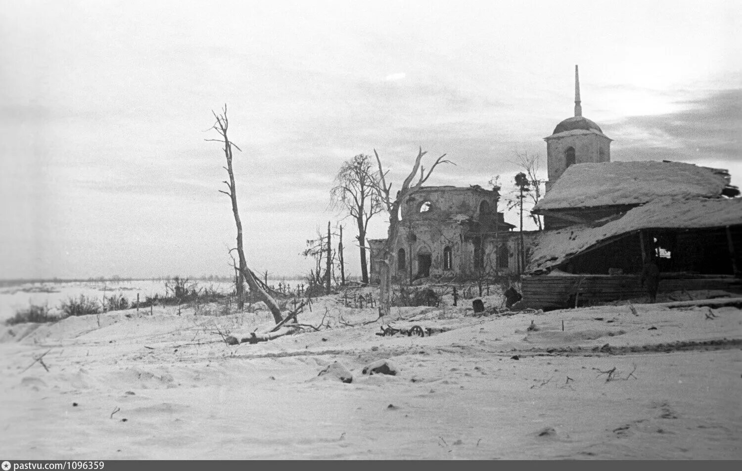 Великая отечественная новгородская область. Разрушенная деревня 1945 ВОВ. Спасская Полисть 1942. Спасская Полисть бои 1942. Спасская Полисть храм.