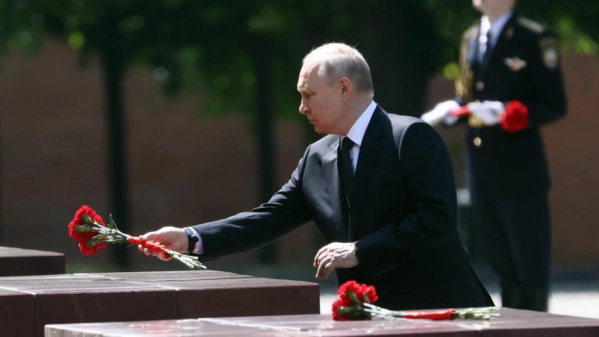 Перелюб памятник воину освободителю. Возложение венков на пискаревском кладбище. Возложение венков 22 июня 2024 года. Возложение венков 22 июня 2024 года. Возложение венков на пискаревском кладбище 2024.