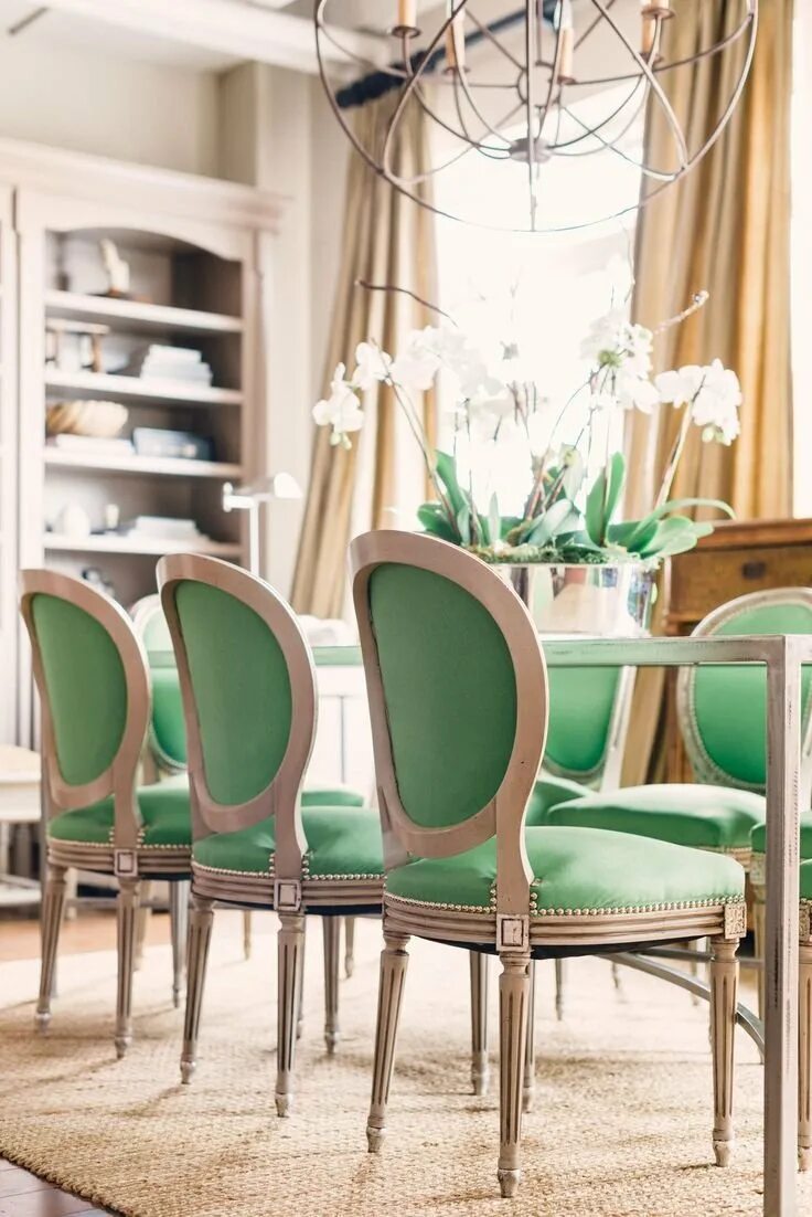 Фото стулья гостиной. Стул Конджо Velvet Green. Красивые стулья. Модные стулья. Зеленое кресло в интерьере.