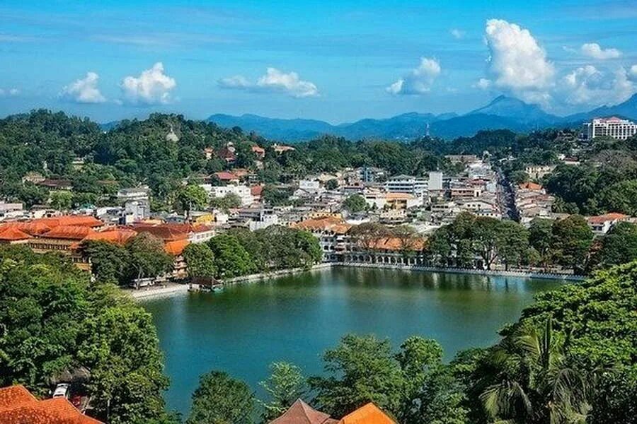 Канди на воде. Канди Шри Ланка. Озеро Канди Шри Ланка. Kandy Lake Канди. Канди Шри Ланка достопримечательности.