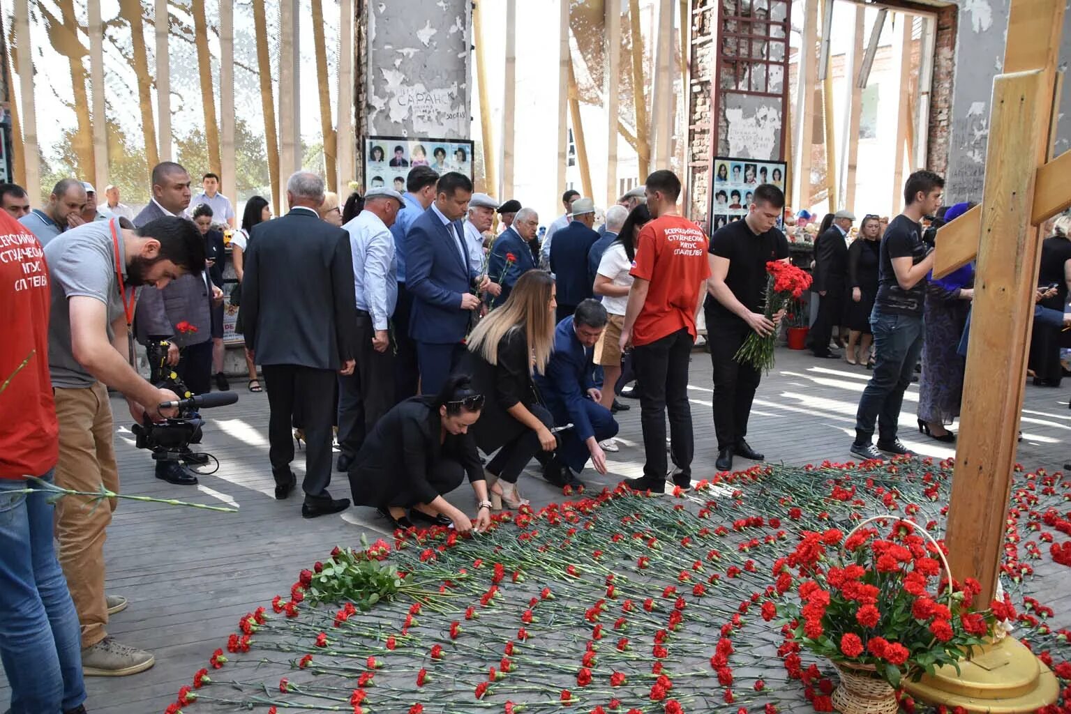 Сколько человек погибло при теракте в беслане. Трагедия в Беслане 1.9.2004. Беслан Северная Осетия сентябрь 2004. Терроризм в Беслане 1 сентября.