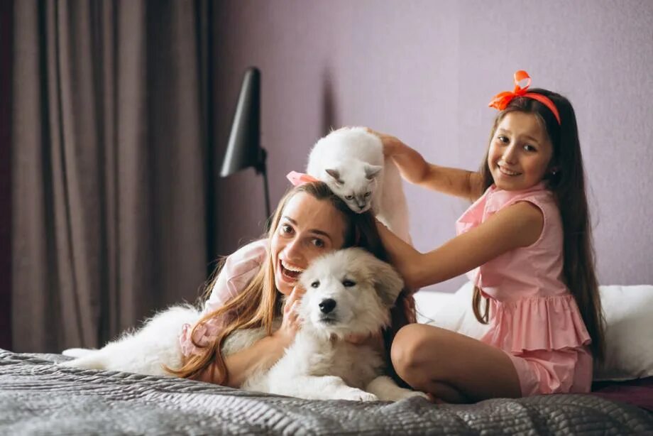 Семья сын дочь и собака. Семья с собакой. Фотосессия мама с собакой и ребенком. Семья мама папа я собака. Женщина дочка и собака.