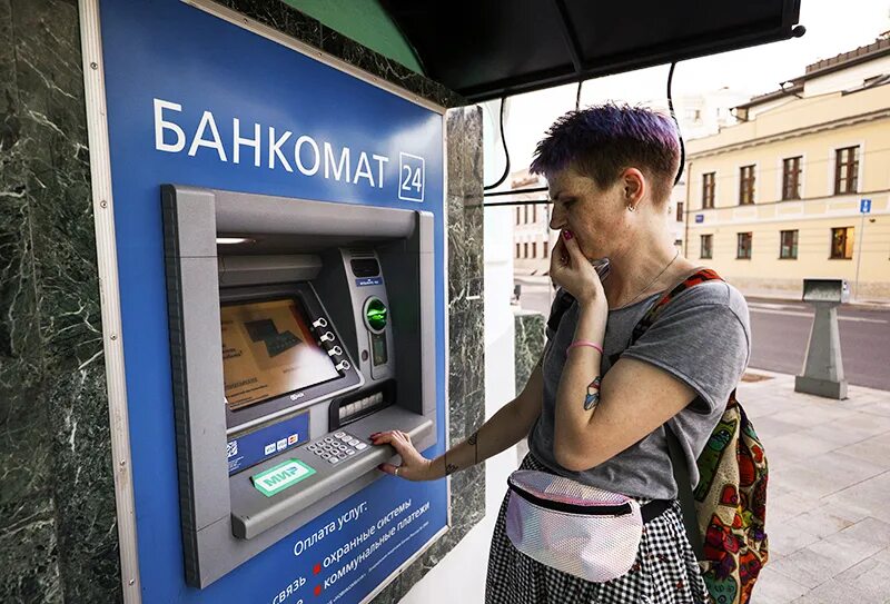 Банкоматы доллары на рубли. Банкомат. Деньги в банкомате. Уличный Банкомат. В банкомате сожрал деньги.