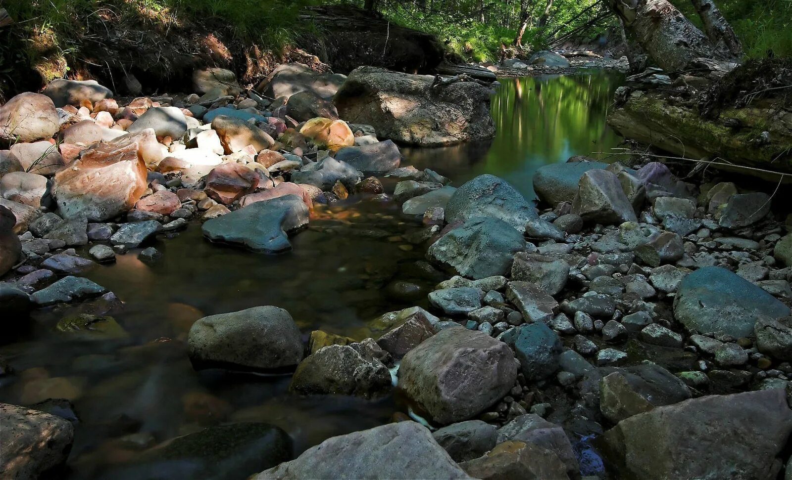 Камни в реке. Камни в воде. Ручеек с камнями. Камни в воде. Ручеек с камнями.