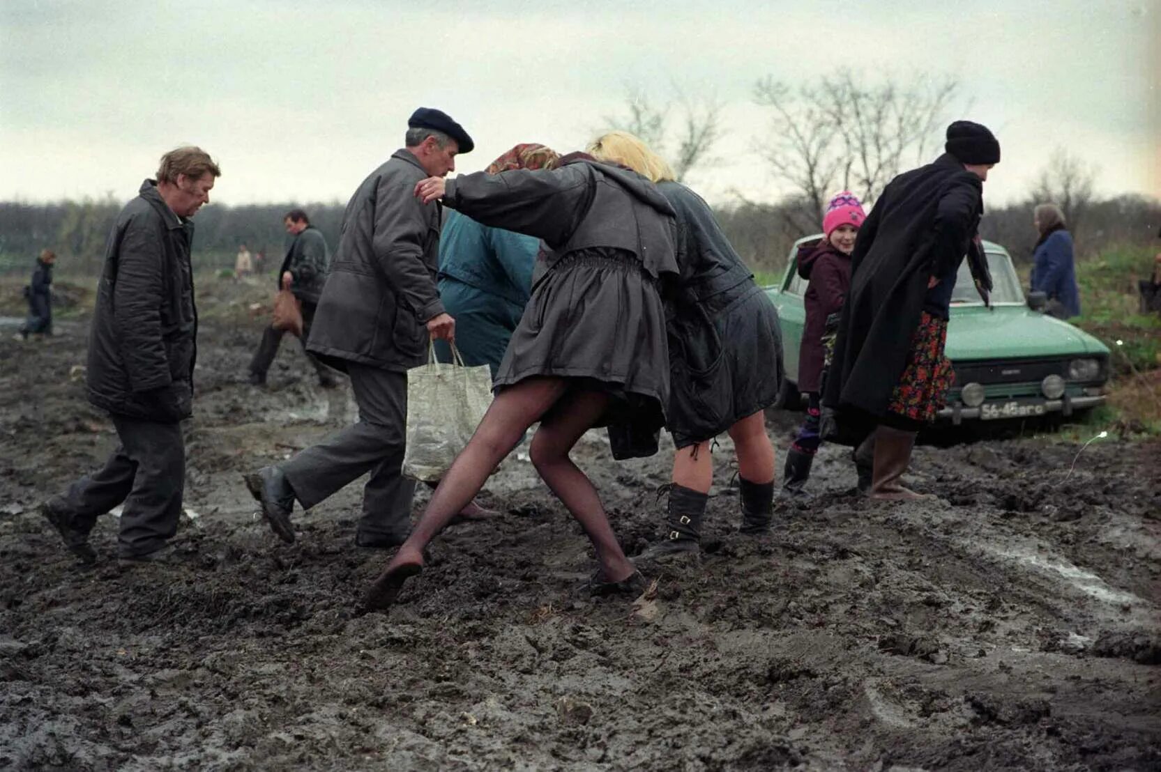 Деревни в 90-е годы. Пьянка в колхозе.