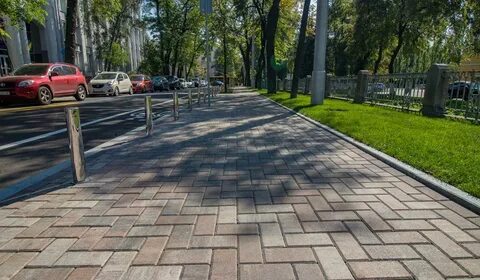 Пешеходные дорожки возле