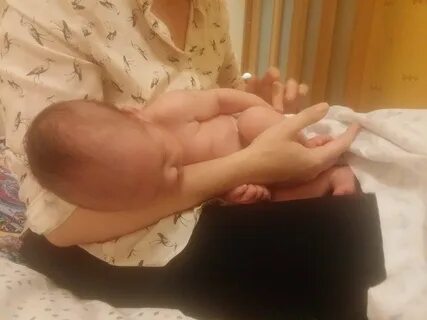 С какого возраста выкладывают на животик новорожденного