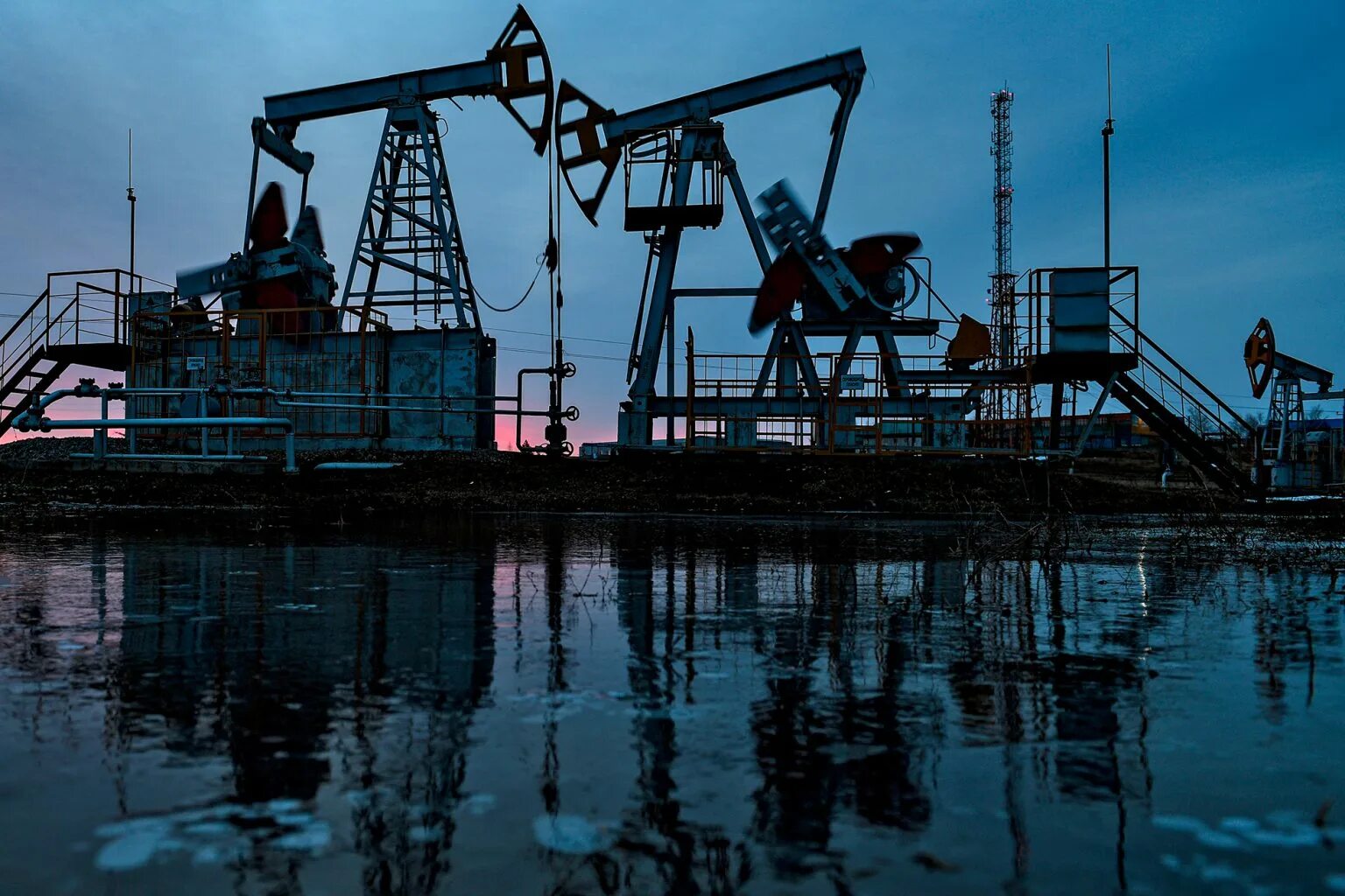 Е нефти. Нефтедобыча в западной сибири. западная сибирь нефть. нефтяная качалка. добыча нефти.