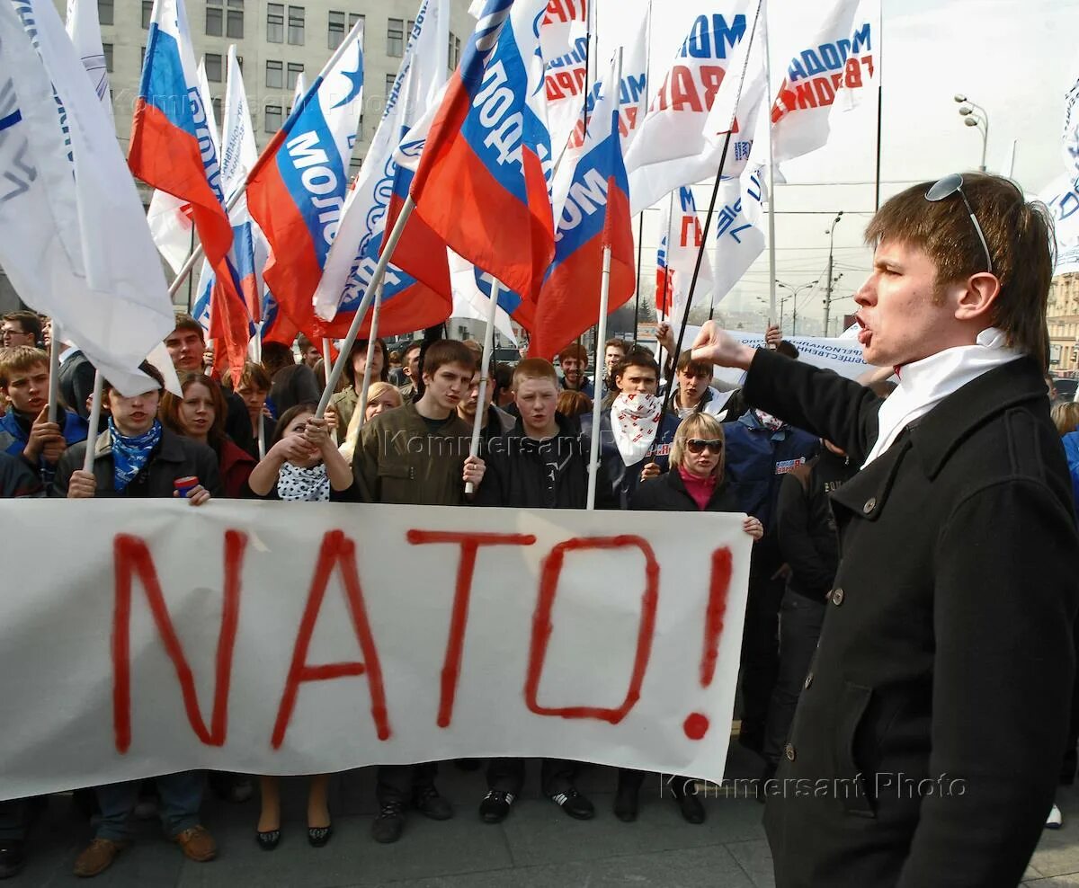 Россия молодая движение. Стоп НАТО. Правое движение в России. Акция стоп НАТО. Правое движение в России молодежи.